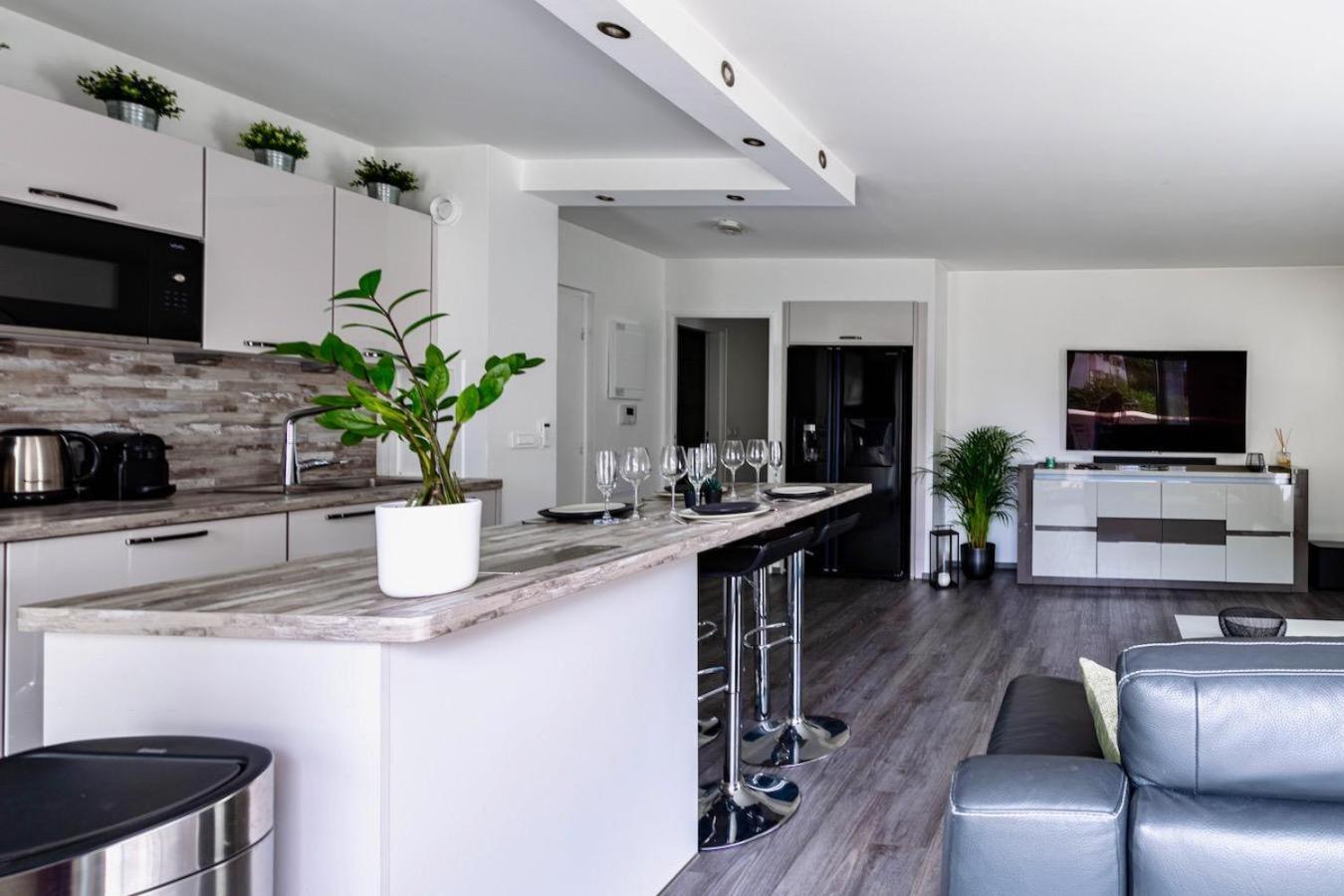 Appartement Refuge Avec Jardin, A 6 Minutes A Pied Du Metro L Echat-lovely Retreat With Garden, Located A 6-minute Walk From L Echat Metro Station