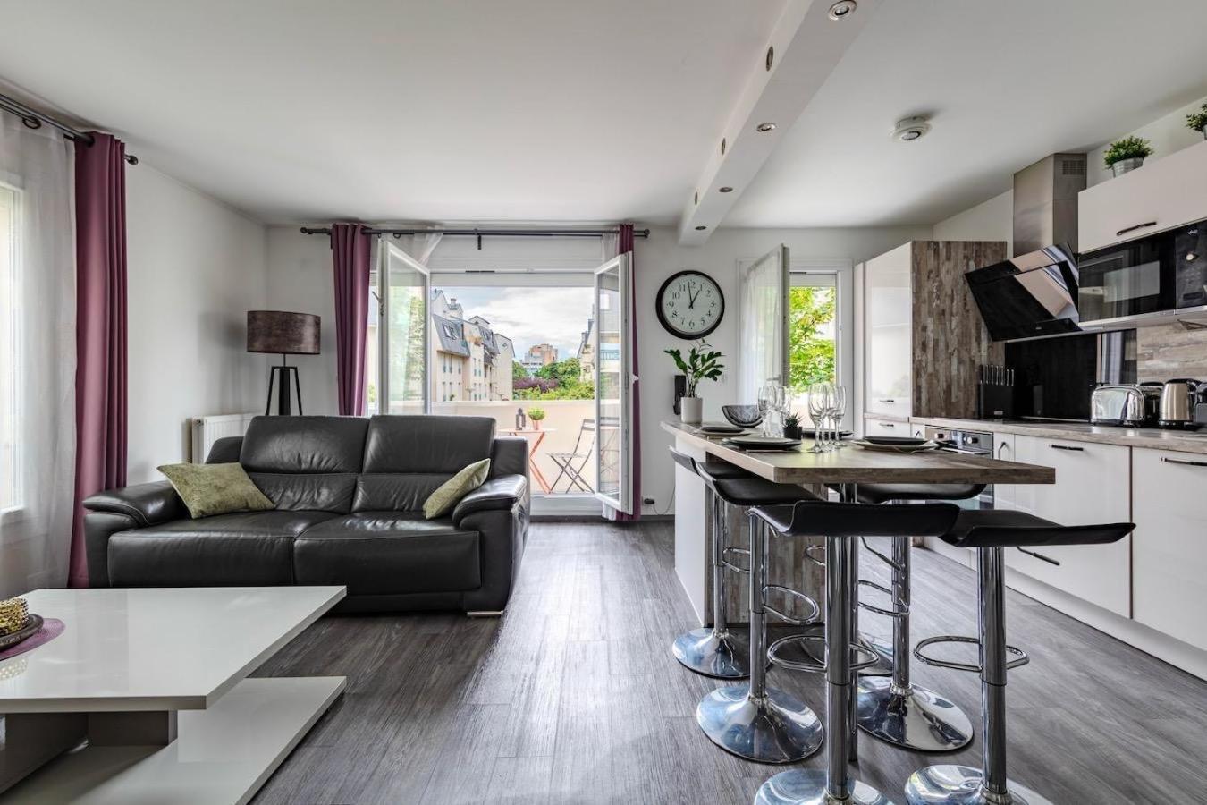 Appartement Refuge Avec Jardin, A 6 Minutes A Pied Du Metro L Echat-lovely Retreat With Garden, Located A 6-minute Walk From L Echat Metro Station