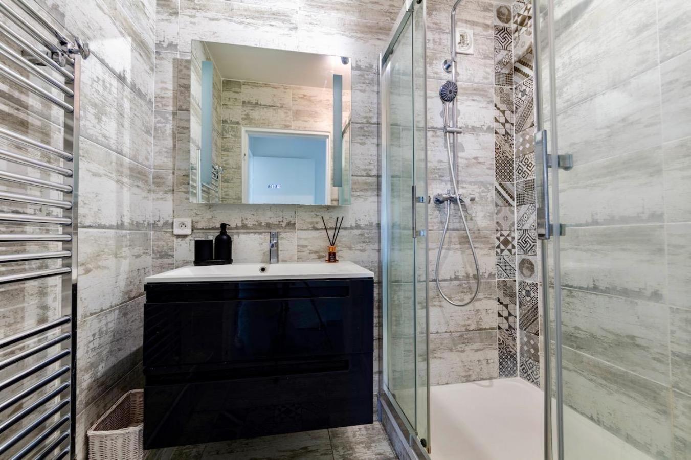 Refuge Avec Jardin, A 6 Minutes A Pied Du Metro L Echat-lovely Retreat With Garden, Located A 6-minute Walk From L Echat Metro Station Appartement *