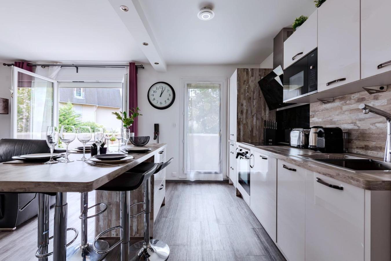 Appartement Refuge Avec Jardin, A 6 Minutes A Pied Du Metro L Echat-lovely Retreat With Garden, Located A 6-minute Walk From L Echat Metro Station