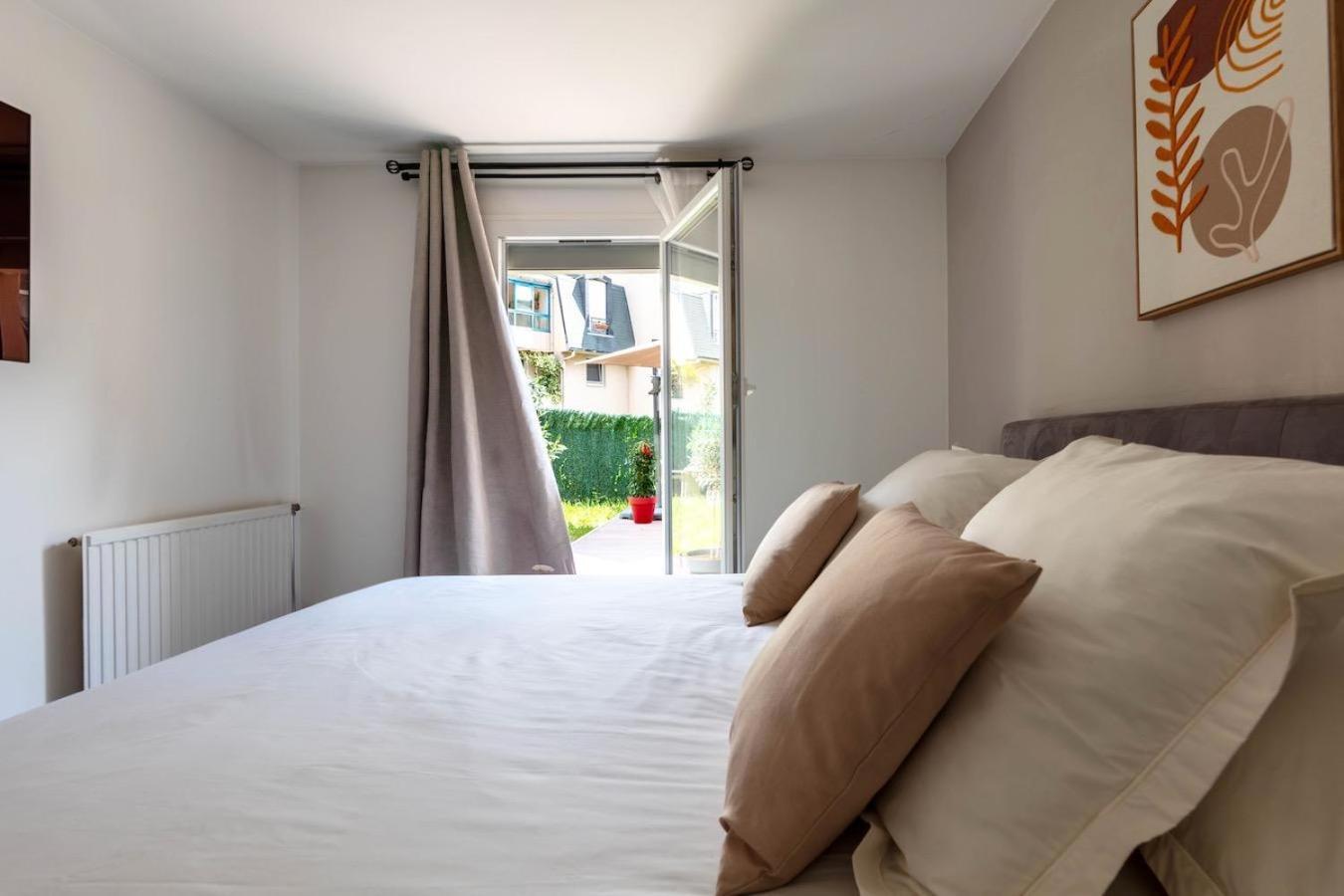 Appartement Refuge Avec Jardin, A 6 Minutes A Pied Du Metro L Echat-lovely Retreat With Garden, Located A 6-minute Walk From L Echat Metro Station *