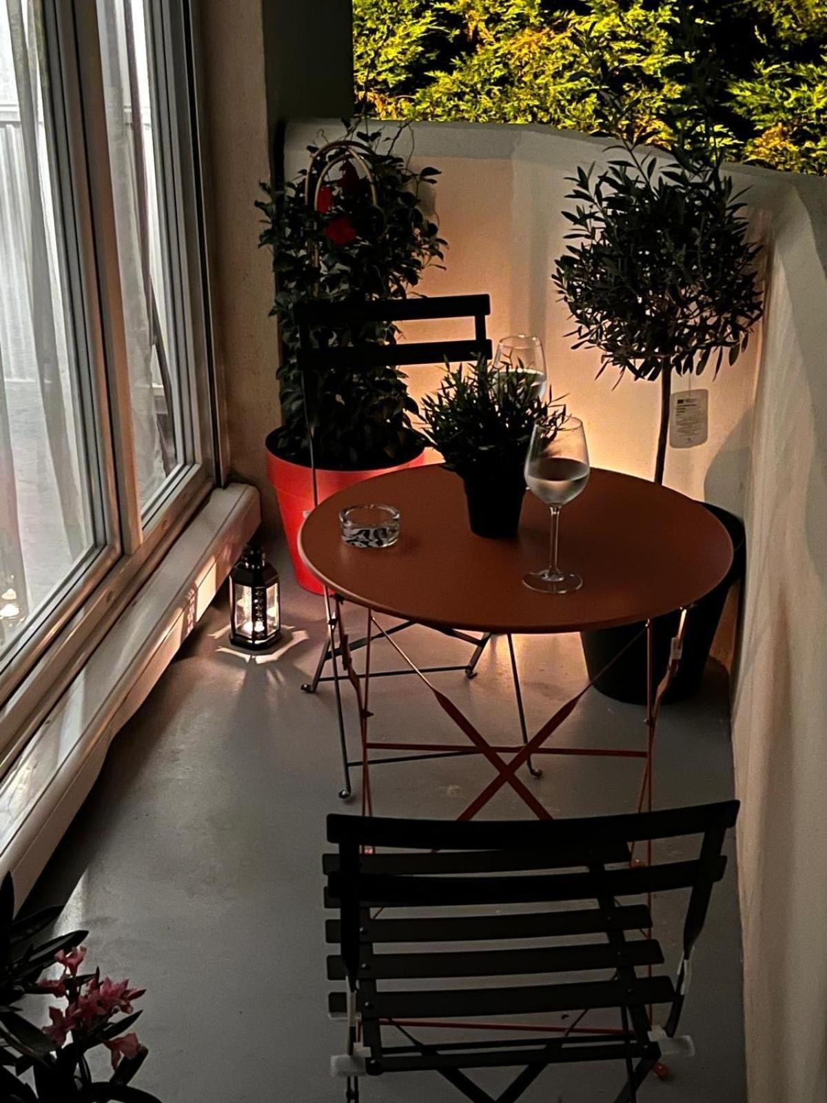 Appartement Refuge Avec Jardin, A 6 Minutes A Pied Du Metro L Echat-lovely Retreat With Garden, Located A 6-minute Walk From L Echat Metro Station